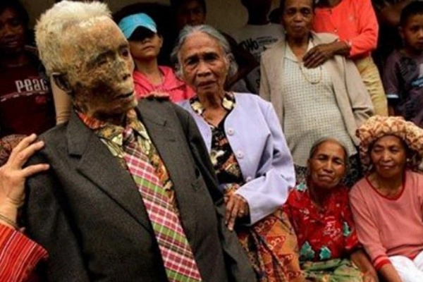 The World’s 10 Creepiest Funerals: Digging Up Corpses for Parades Every 3 Years